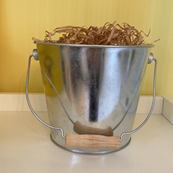 Galvanize silver shinny metal bucket pail w/ handle and paper confetti filler - Picture 2 of 12
